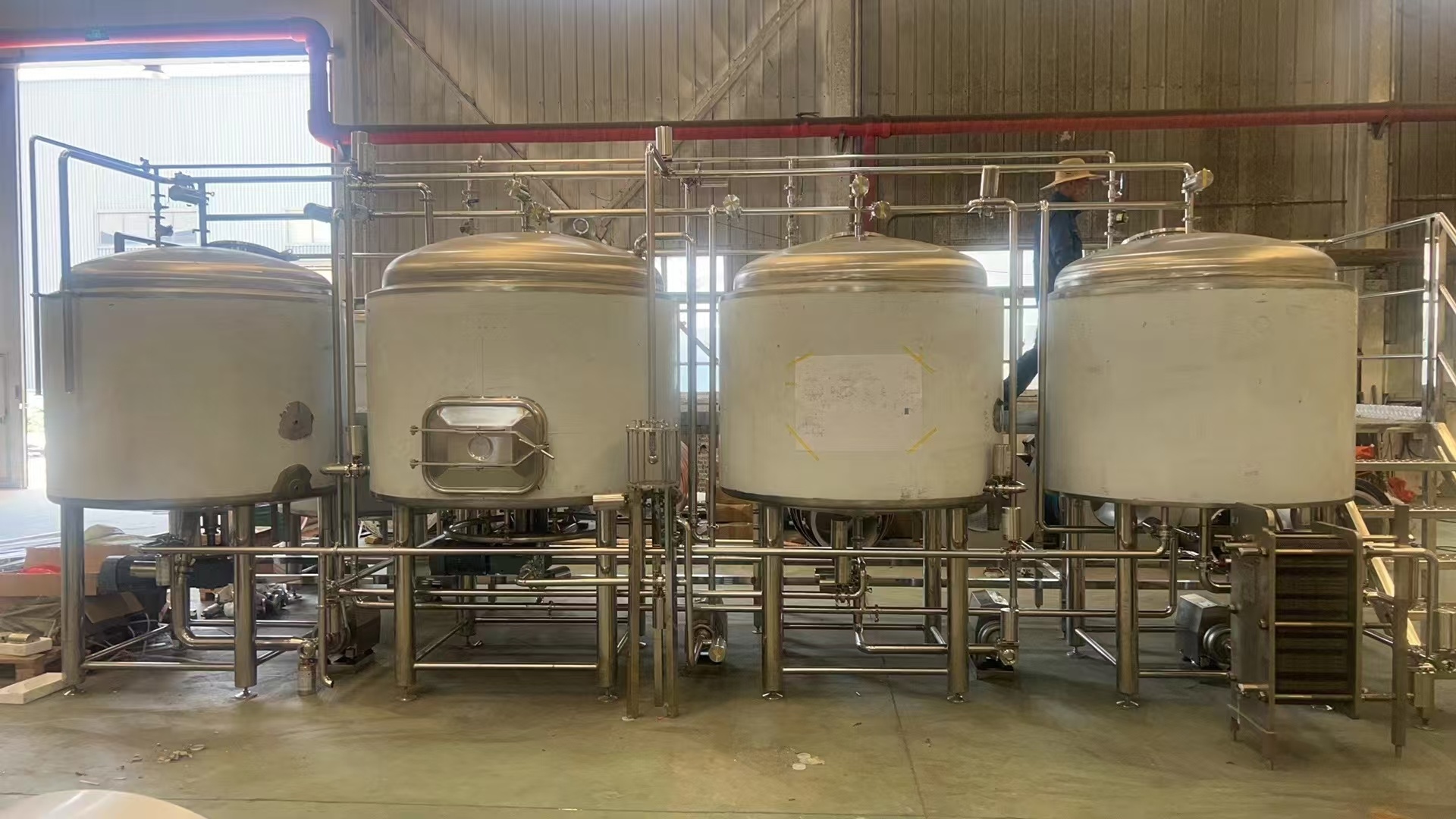 乳山精酿啤酒设备厂—平面布置、设备设计、制造、调试、培训等一条龙服务